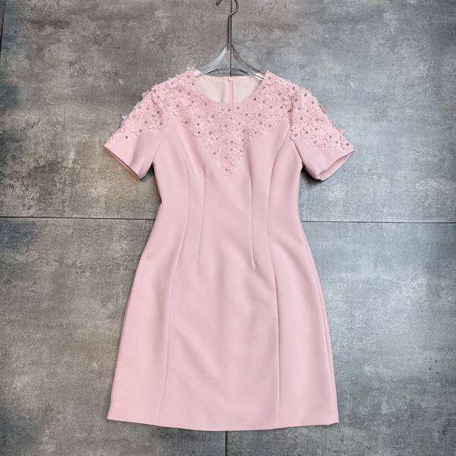 翻单出货 爆款，明星同款 Valent0冖秀场 2025春夏高定礼服系列新款 ，原版版型完美的腰部曲线让职场女神气质与时髦感并存 立体花订钻 重手工制作 实物比