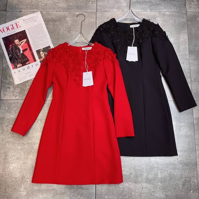 翻单出货 爆款，明星同款 Valent0冖秀场 2025秋冬高定礼服系列新款 ，原版版型完美的腰部曲线让职场女神气质与时髦感并存 立体花订钻 重手工制作 实物比