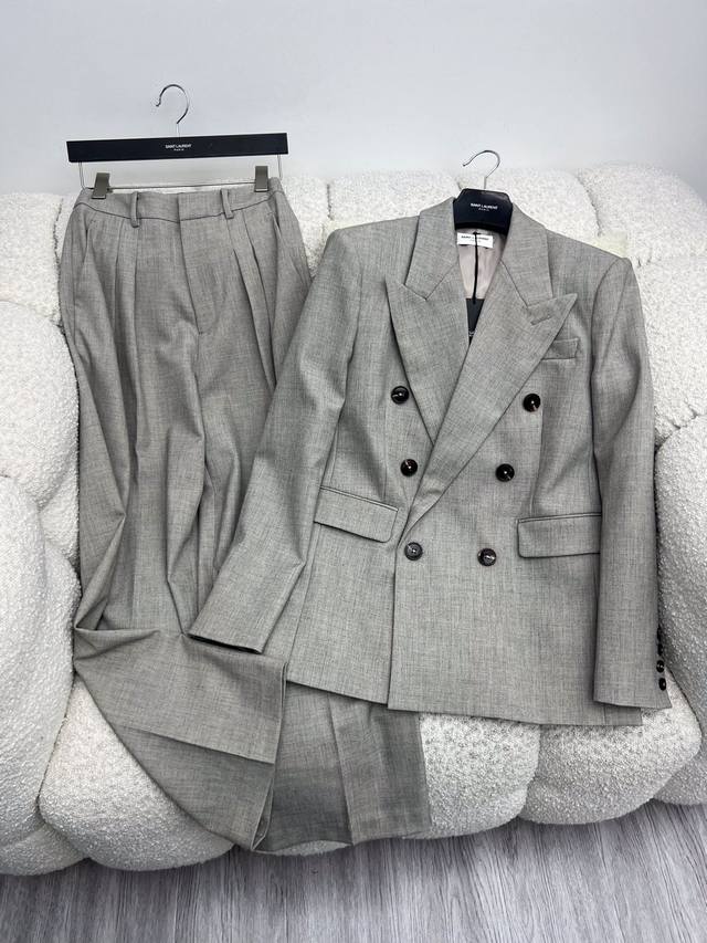 Saint Lauren*浅灰色西服套装 25秀款明星同款 双排六粒扣西服外套 经典廓形垫肩立体版型剪裁 搭配高腰休闲西裤一整个高智感拉满 权力顶端的Ysl女性