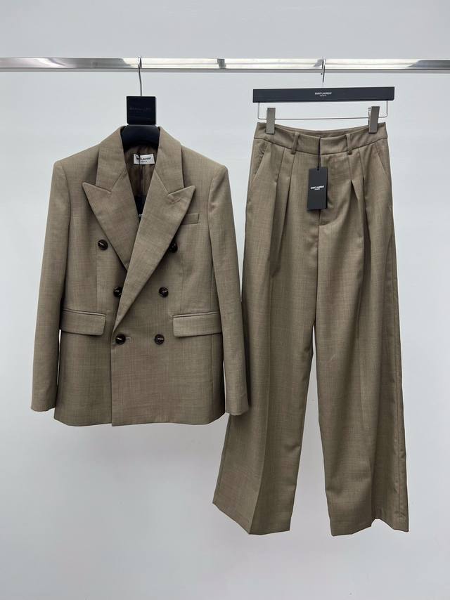 Saint Lauren*浅咖西服套装 25秀款明星同款 双排六粒扣西服外套 经典廓形垫肩立体版型剪裁 搭配高腰休闲西裤一整个高智感拉满 权力顶端的Ysl女性力