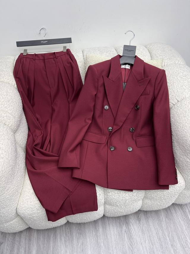 Saint Lauren*酒红色西服套装 25秀款明星同款 双排六粒扣西服外套 经典廓形垫肩立体版型剪裁 搭配高腰休闲西裤一整个高智感拉满 权力顶端的Ysl女性