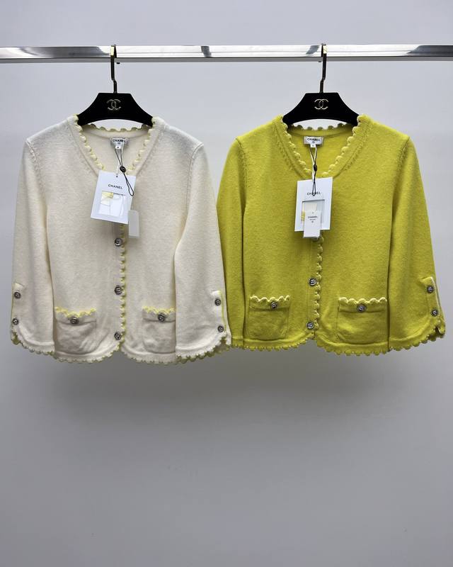 Chane*七分袖针织开衫 25C度假系列 选用100*羊绒面料制作 V领短款七分袖版型剪裁 撞色花边饰边和单排扣开合 兼具时髦和设计感 强烈推荐闭眼入的单品