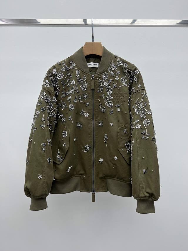 Miumi*重工刺绣棉服夹克外套 这款填充飞行员夹克采用华达呢面料制成 重工手工珠片刺绣工艺质感无敌 宽松版型勾勒柔和线条 点亮Miu的复古休闲造型 Sml