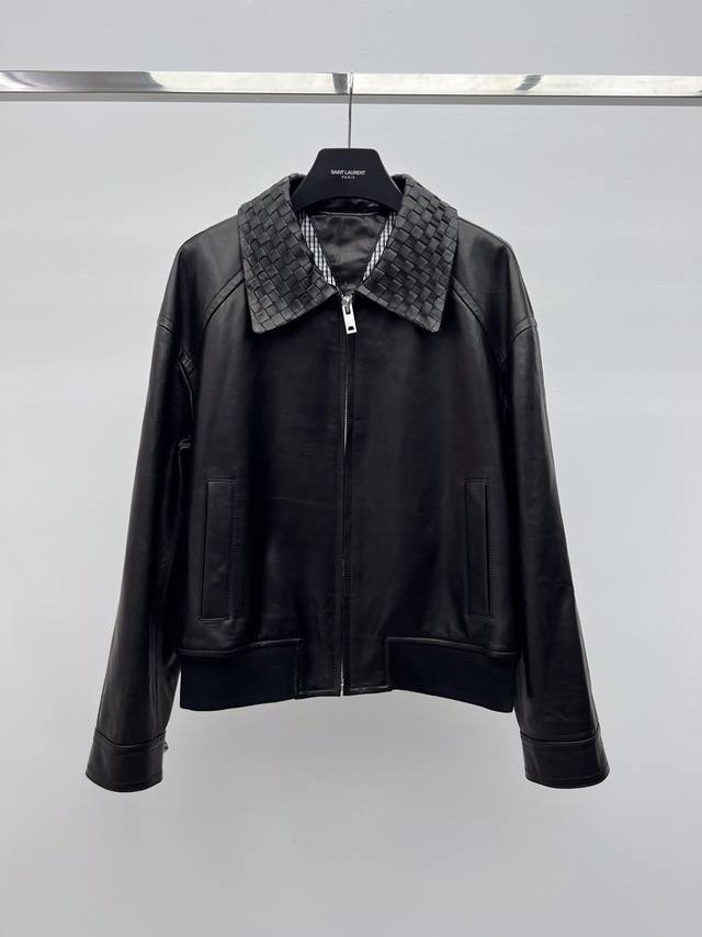Bottega Venet*编织领皮衣外套 选用进口100%绵羊皮面料材质 宽松廓形 Intrecciato编织领经典独特 一眼就能看出Bv的精湛工艺 格纹全里