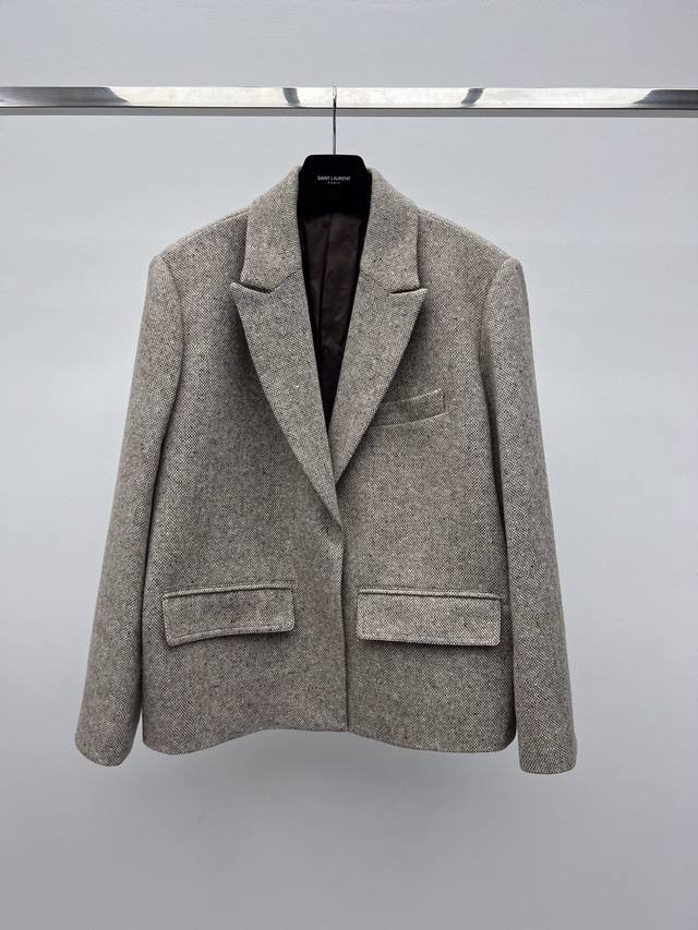 单粒扣西服 此款西服外套为常规版型 选用粗花呢羊毛混纺面料制成 立体收腰中长款版型剪裁 复古时髦 Sml