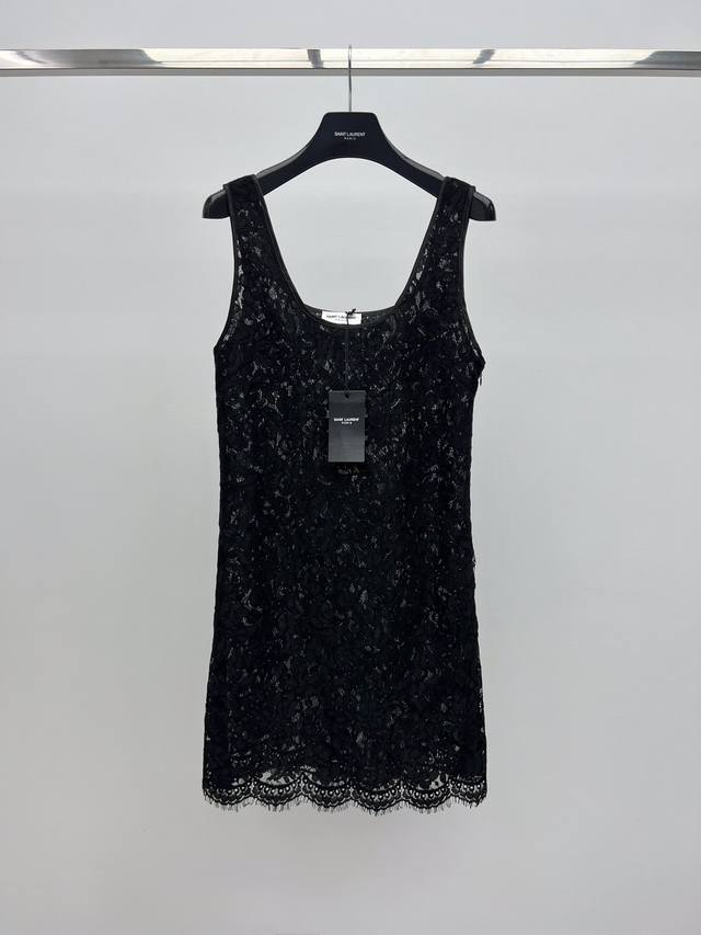 Saint Lauren*蕾丝连衣裙 新一季蕾丝元素把浪漫性感诠释的淋离尽致 低圆领直筒版型版型剪裁 侧边拉链开合 单穿内搭都可 性感奢华时髦 Sml