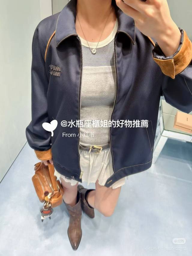 原版Mm 2025早秋新款时尚装饰鹿皮绒翻领外套，定制Yb进口斜纹全棉透气舒适有型 通体素色配合胸前立体字母徽标点缀 彰显品牌调性 纽扣调节增添造型层次感 上身