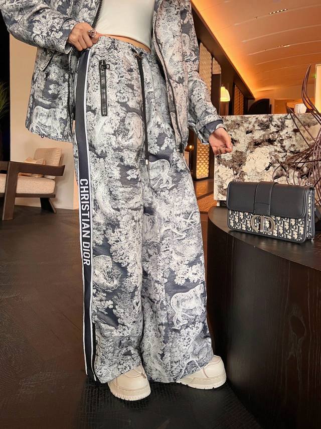 原版Dd.....2025早秋新款时尚提花织带阔腿长裤 定制Yb进口提花冲锋材质 挺括有型 质感十足 通体满印动植物自然丛林元素 彰显品牌调性 素雅蓝灰配色配合