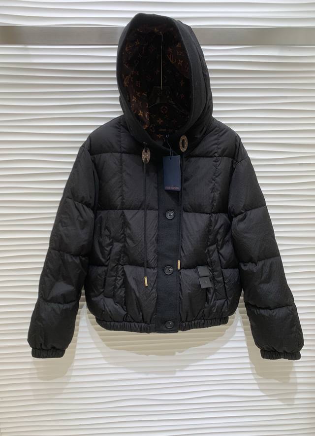 原版Ll......225年秋冬新款时尚拼接双面呢边连帽羽绒服外套，经典的老花印花里布．白鹅绒填充，高端品质 Yb1:1定制五金配件，版型上身洋气十足。原版2色