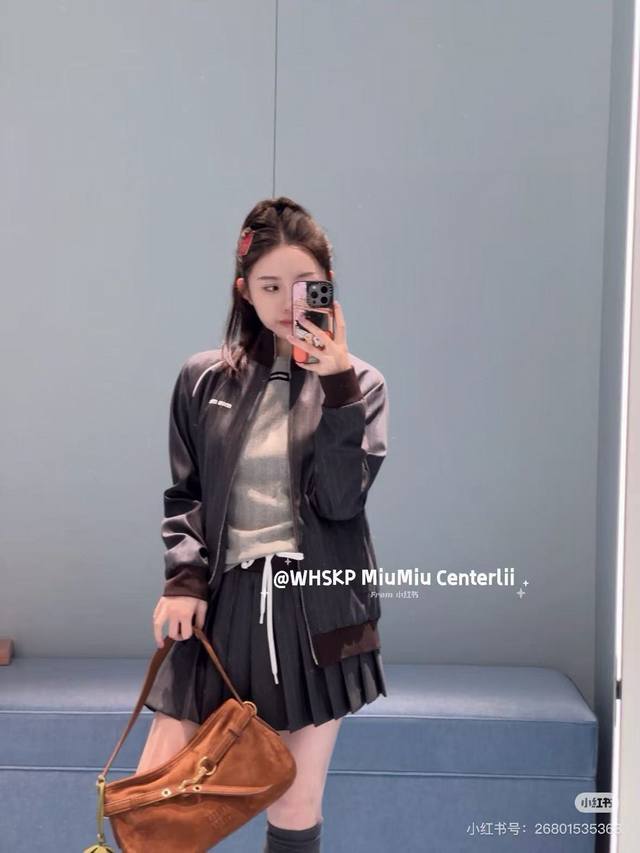 原版Mm 2025早秋新款时尚撞色条纹棒球服外套，领口袖口啡色撞色设计，刺绣字母点缀，定制五金配件，洋气时尚，可搭配同色系半裙，原版1色，码数Sml