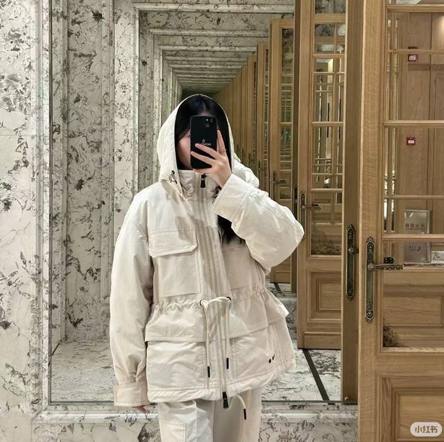 原版Mo......2025秋冬新款时尚系列连帽冲锋衣羽绒服外套，腰间抽绳设计 经典的袖标点缀 面料柔软舒适，Yb1:1定制五金配件，轻盈饱满90白鹅绒填充，高