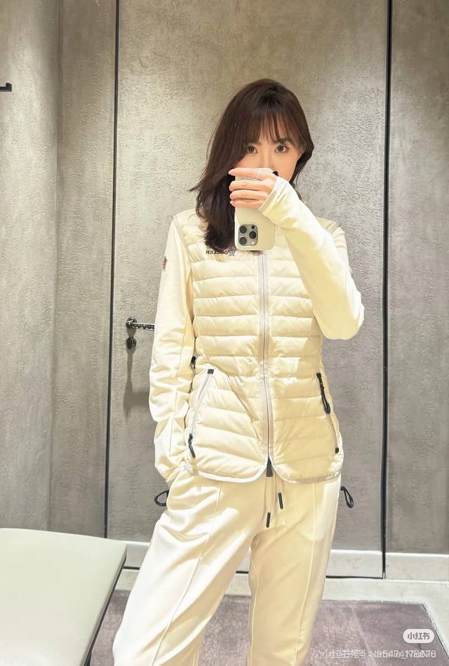 原版Mo.....2025早秋冬系列新款连帽拼接针织袖羽绒服外套，修身显瘦版型。经典的袖标点缀 90白鹅绒填充 Yb1:1定制五金配件，高端品质，上身洋气十足。