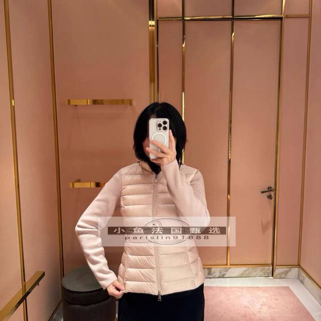 原版Mo 2025秋冬新款时尚连帽拼接毛织袖羽绒服外套，帽子可以收藏起来，轻盈饱满 90白鹅绒填充 Yb1:1定制，五金配件非常到位，高端品质，上身显瘦气质。原