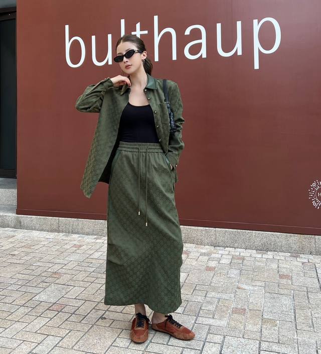 原版Gu.....2025早秋新款时尚提花牛仔抽绳半裙，定制进口提花牛仔材质 质感高级有型 高腰牛仔工装半身裙 通体满印双G提花图案元素 口袋处以皮革拼接作亮点