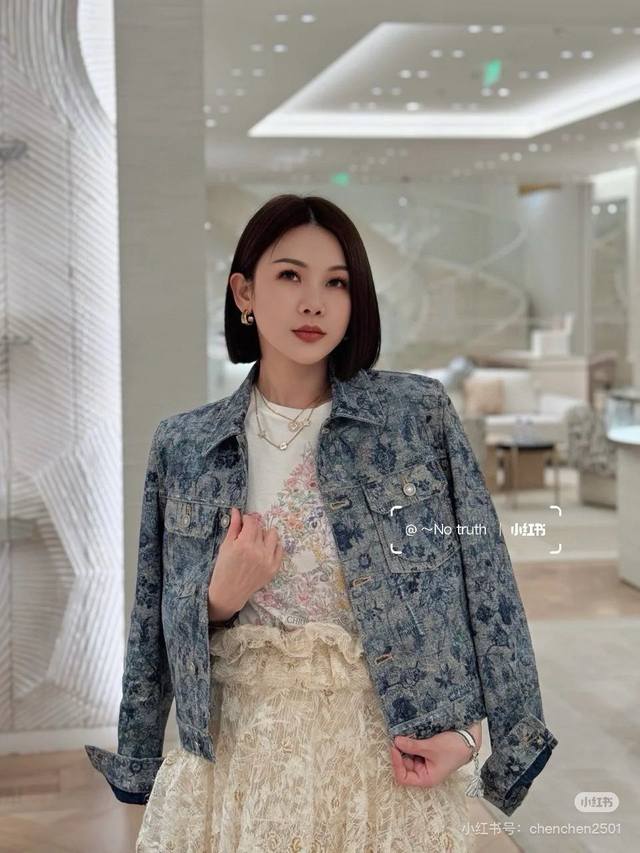原版Dd......2025早秋新款时尚激光花卉牛仔外套，定制Yb斜纹棉牛仔材质 质感上乘 柔软舒适 沿用激光工艺 呈现出满印荷花图案元素 配合腰侧标志性字母C