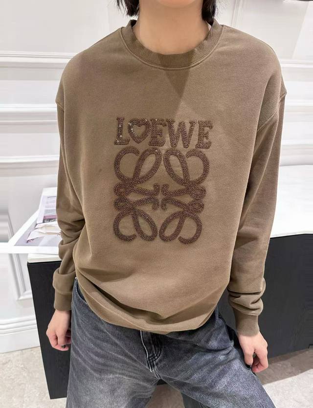 原版Low.....2025秋冬新款时尚Logo牙刷亮片圆领卫衣，从远处看不灵不灵闪闪的 ，上身好高级、很显贵的感觉 ，一整个爱住的那种！上身非常舒服，预售就被