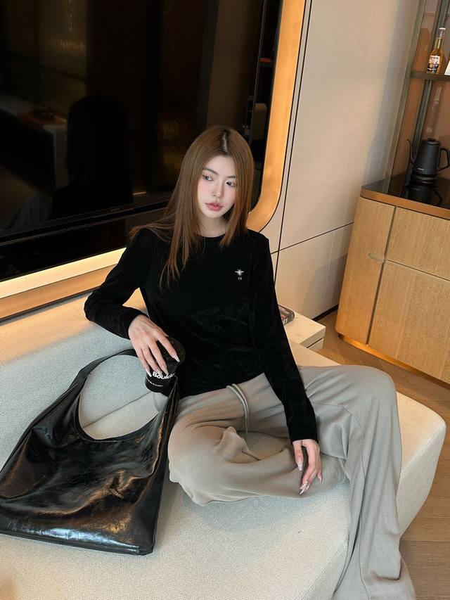 原版Dd......2025早秋新款时尚修身圆领上衣，定制进口丝绒材质 质感光泽 穿搭舒适 圆领长袖打底裁剪 领口螺纹包边 通体素色百搭耐看 胸前标志性字母徽标