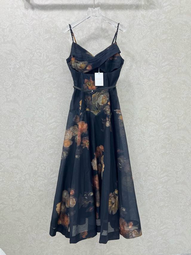 Zimmerm*25新款玫瑰花印花抹胸镂空吊带连衣裙 肩带订钻腰身褶皱勾勒腰线 选用亚麻面料制成，让人眼前一亮，隐形拉链开合，腰部收腰 通体印花～搭配定制腰带