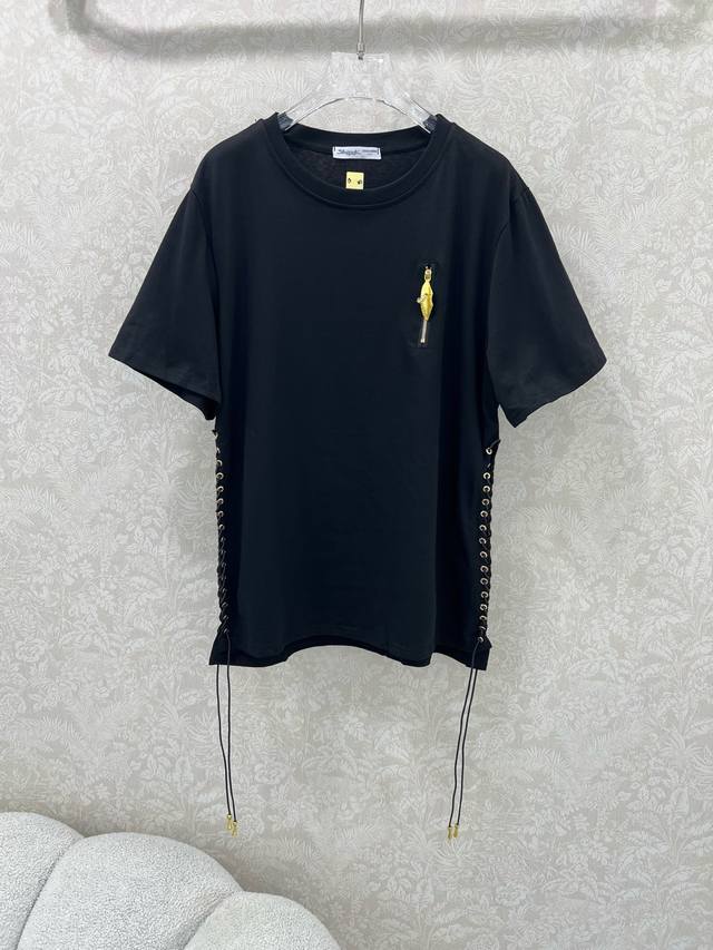 Sch*法国本土品牌 25新款胸前金扣装饰两侧系绳绑带短袖T恤上衣 展现出肩颈线条柔美流畅 宽松版型不挑身材 无论是简约大气的线条勾勒还是华丽繁复的装饰点缀 都