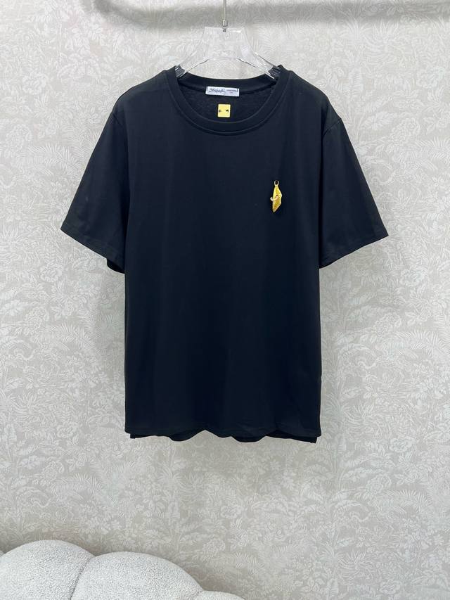 Sch*法国本土品牌 25新款胸前金扣装饰短袖T恤上衣 展现出肩颈线条柔美流畅 宽松版型不挑身材 无论是简约大气的线条勾勒还是华丽繁复的装饰点缀 都能精准地把握