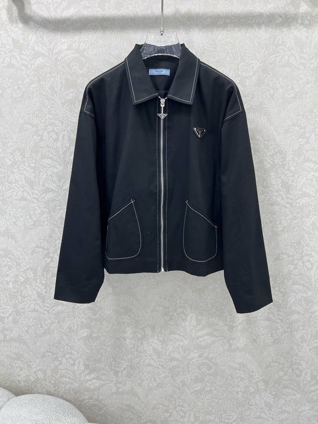 Prad*25新款明线翻领夹克外套 潮版来袭，解锁多元风格 衣橱里总缺一件适配所有心情的外套？看这里！经典三角标装饰 极简中透着高级，是温柔文艺风的绝佳拍档。轮