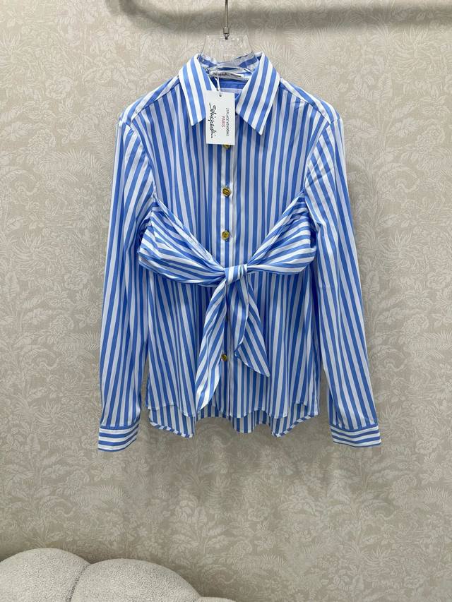 Sch*法国本土品牌 25新款条纹衬衣 打破传统设计 胸前绑带蝴蝶结 定制品牌五金超有质感 竖条纹视觉感上更加纤细修长 优雅迷人 知性大方 自带一种复古时髦感