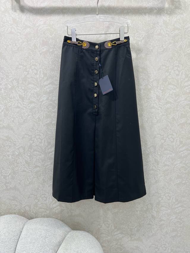 Louis Vuitt*N25新款腰头皮扣装饰半裙 定制半单排扣腰头设计 百褶设计 后腰松紧有弹力 简约又显气质的款式，任何场合都可轻松搭配 定制五金配件质感品
