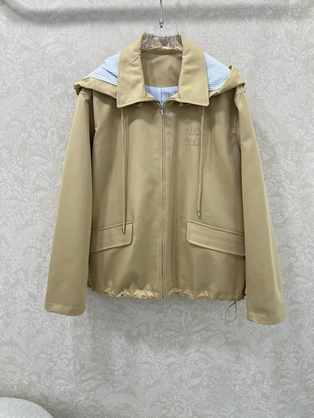 Miumi*25新款可拆卸连帽休闲飞行夹克外套 定制Yb斜纹全棉材质 内衬条纹 质感细腻 垂感十足 穿搭更为舒适 拉链飞行夹克版型 落肩翻领宽松设计 通体浅卡其