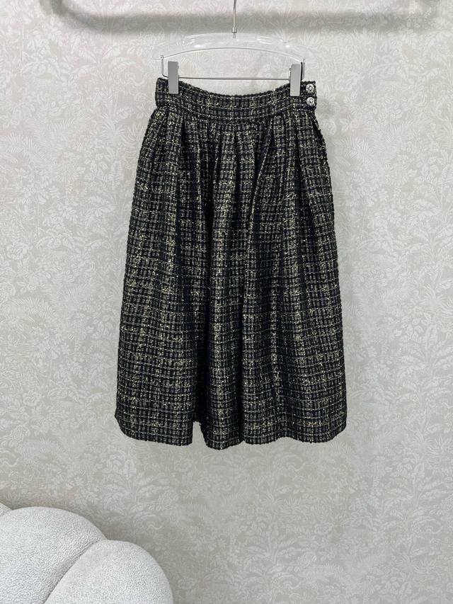 Chan*L25重工高版本内衬100%真丝半裙 进口粗纺羊毛呢材质 质感高级 品相十足 收腰大摆更显身姿纤细挺拔 腰头精美定制五金 通体再以银丝纱线编织纹理 点