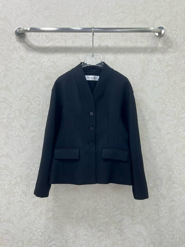 Dio*25新款女士新款高定手工系列西装丝毛外套 流畅的线条结构 拿捏得恰如其分 订制百分百丝毛材质 真丝内衬 茧型落肩 设计大气优雅 最时尚耐看的暗黑色系 又