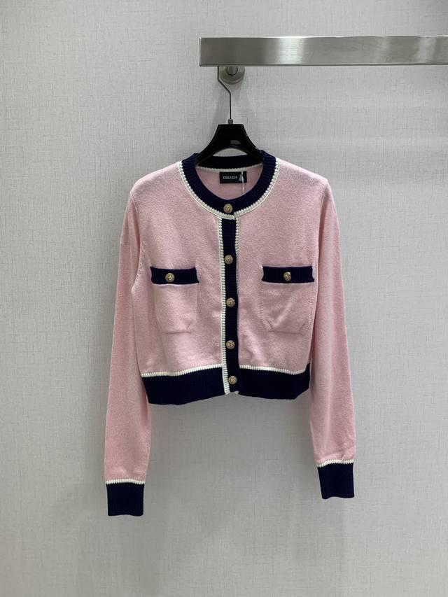 强烈推荐 Chan*2025早秋新款圆领口袋针织开衫！定制进口羊毛针织材质 质感细腻 舒适大方 饰以单排品牌字母刻印襟扣调节装饰 彰显品牌低调奢华风格 双侧口袋