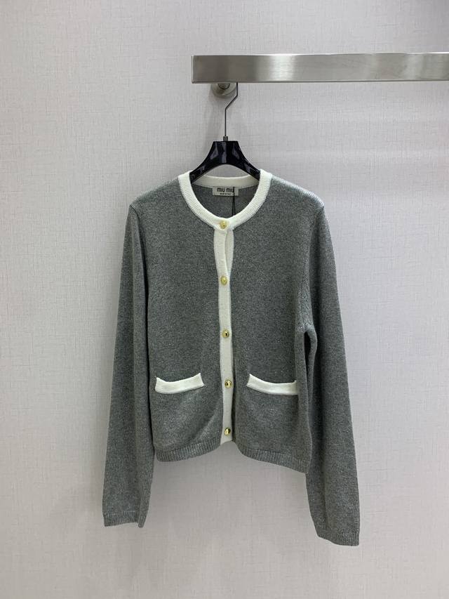 强烈推荐 Chan* 2025秋冬新款圆领开衫 减龄又少女学院风 极简风拼色元素 上身太好看啦 上身自带学院减龄感！3个色 S-M-L码