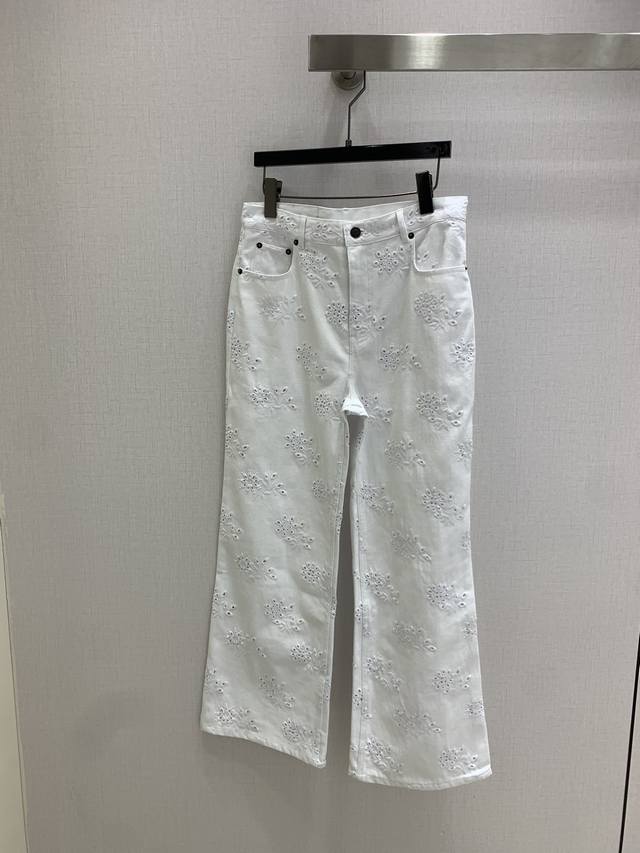强烈推荐 Chlo* 2025早秋新品！镂空绣花牛仔裤！原版工艺定制精致时髦！必备单品解锁所有穿搭！经典直筒版型巨显瘦百搭不挑人！1个色 S-M-L码