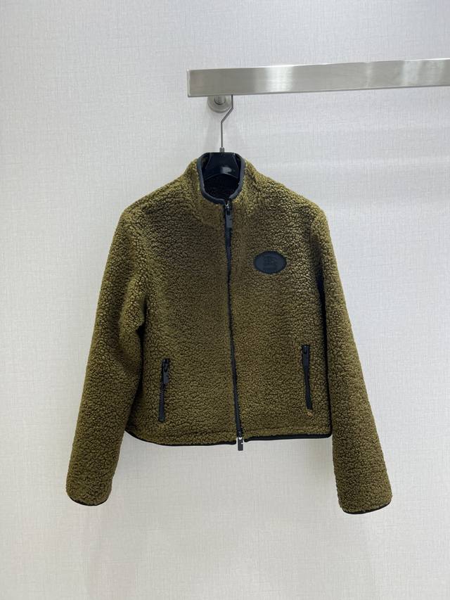 强烈推荐 Bur* 2025秋冬新品摇粒绒泰迪熊立领外套 胸前黑色圆形Logo装饰有辨识度又吸睛 立领拉链设计更减龄有活力 休闲小短款包容性超好 轻松穿出休闲慵