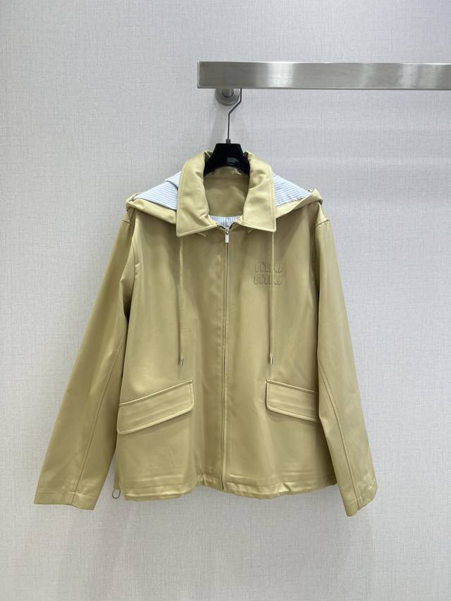 强烈推荐 Miu*2025早秋新款 连帽口袋长袖外套 舒适度极强 没有理由可以拒绝它。可A可飒的风格，日常通勤穿什么的都是很Ok的，不挑场合的。设计独特 层次感