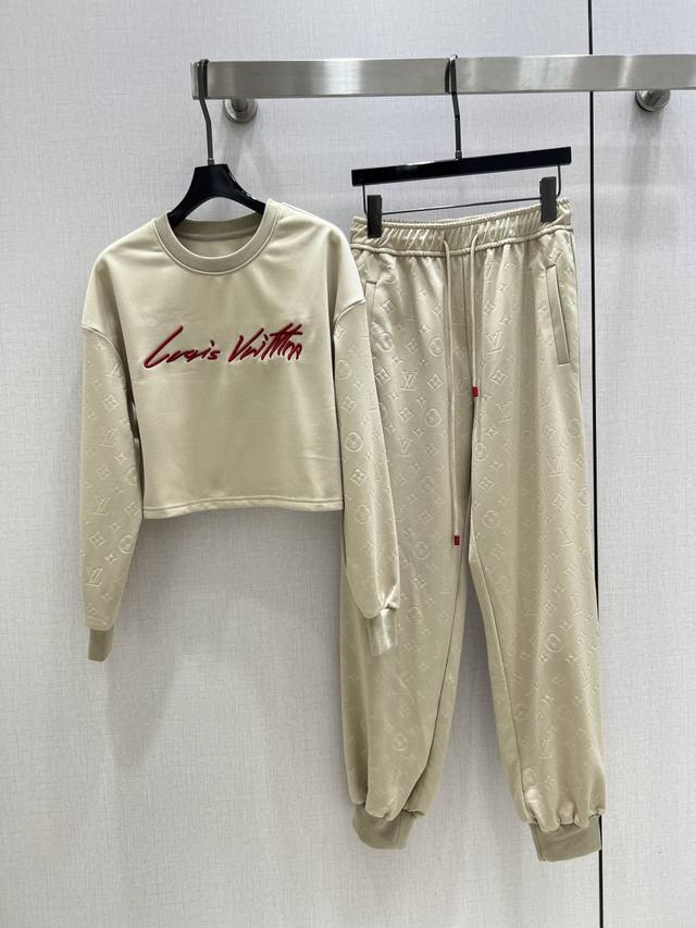 强烈推荐 Lv* 2025新款 刺绣字母卫衣压花休闲套装 高密度时髦运动风 每个日常的穿搭 俏皮减龄充满元气的设计元素 高品质 2个色 S-M-L码