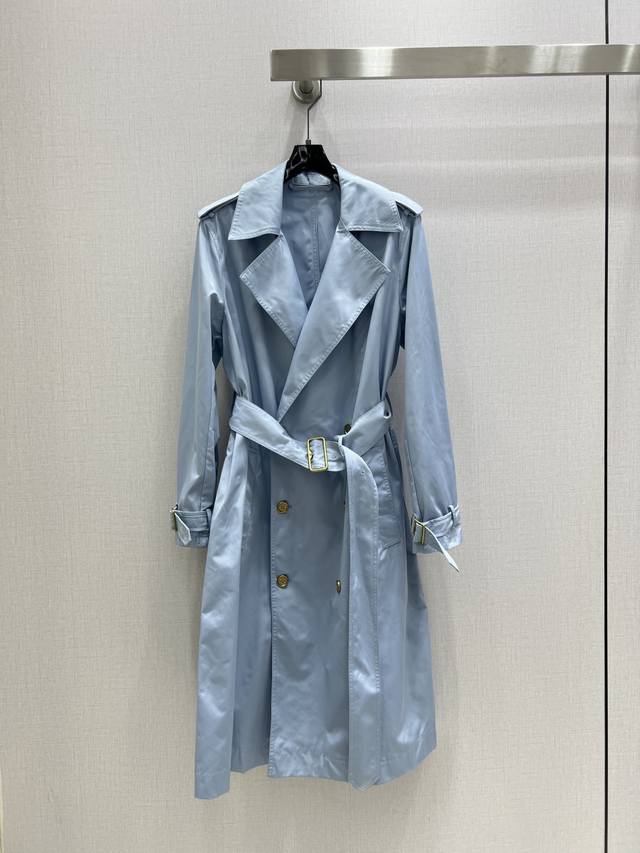 强烈推荐 Bur 2025秋冬新品超好看雾霾蓝色系长款风衣外套 经典双排扣设计自带复古韵味 利落的肩线轻松营造飒爽气质 束腰小心机恰到好处地勾勒出腰线 穿上自带