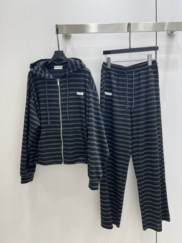 强烈推荐 Miu*2025早秋新款 条纹连帽长裤套装 没有理由可以拒绝它。可A可飒的风格，日常通勤穿什么的都是很Ok的，不挑场合的。设计独特 层次感更加丰富，满