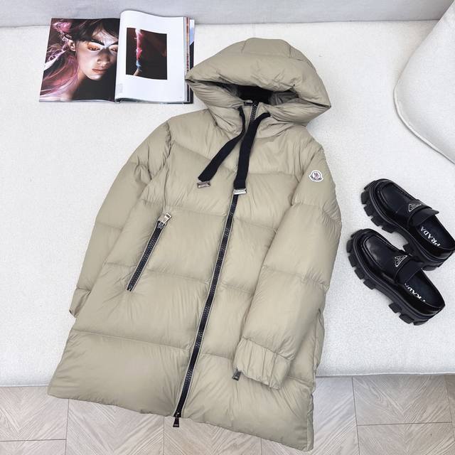 原单品质 Mc 25Ss 秋冬最新款袖子侧拉链设计连帽中长款羽绒服 经典微A中长款版型 出镜率和实穿率满分 超级好看 国标进口90白鹅绒填充 保暖度很好 保暖拒