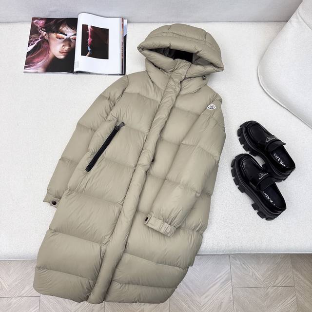 原单品质 Mc 25Ss 秋冬最新款Logo标装饰连帽长款羽绒服 经典微A长款过膝版型 出镜率和实穿率满分 超级好看 国标进口90白鹅绒填充 保暖度很好 保暖拒