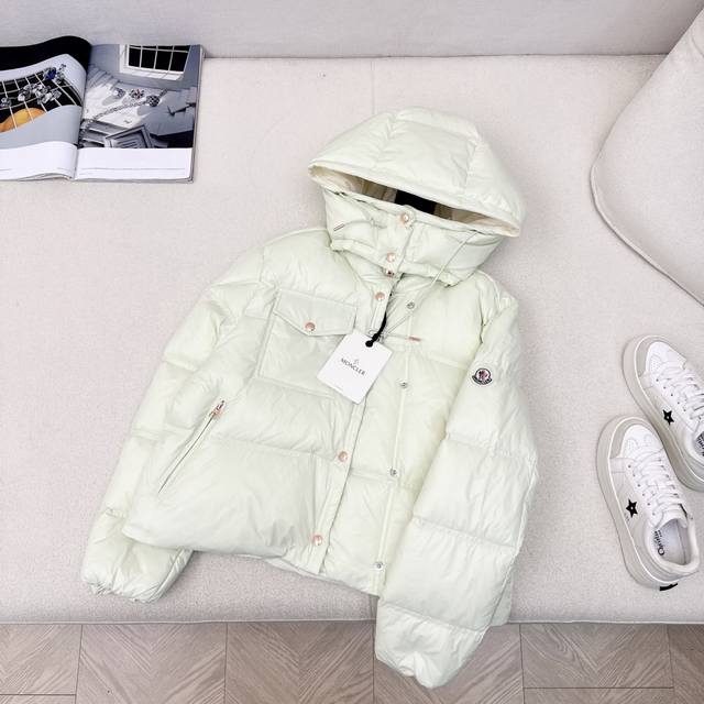 原单品质 Mc 25Ss 秋冬新品官网新配色短款立领羽绒服外套立体剪裁版型设计 时髦又帅气 国标90白鸭绒填充 进口记忆丝面料 质感柔软轻盈舒适 进口机缝制立体