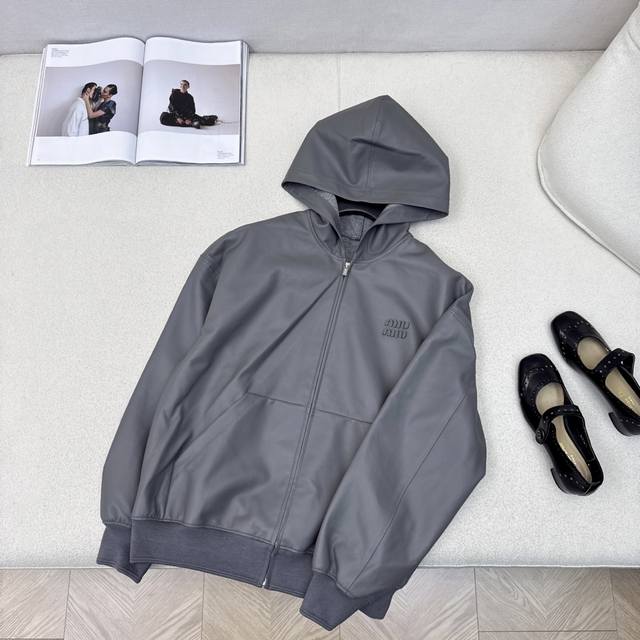 独家首发 Miu 25Ss 早秋最新款缪系少女时髦穿搭Overzise廓形连帽皮衣外套原版定制顶级进口百分百小羊皮面料 太空棉复合工艺 皮质肉感厚实柔软又细腻
