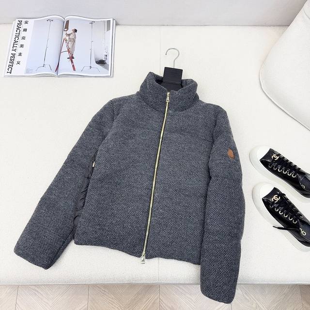 原单品质 Mc 25Ss 秋冬新品官网新配色短款立领羽绒服外套 立体剪裁版型设计 时髦又帅气 国标90 绒填充 独家定制粗纺面料 质感柔软轻盈舒适 进口机缝制立