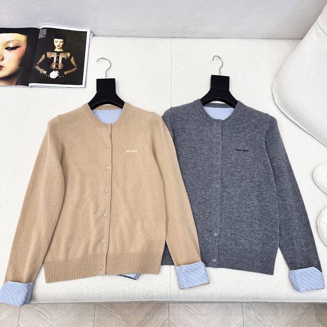 独家款～～Miu 25Ss 早秋最新款拼接条纹装饰针织开衫 温柔复古风～～经典小圆领休闲百搭 基础色随意搭配都不会出错！这种基础款版型是重点 单穿叠穿都好看 拼