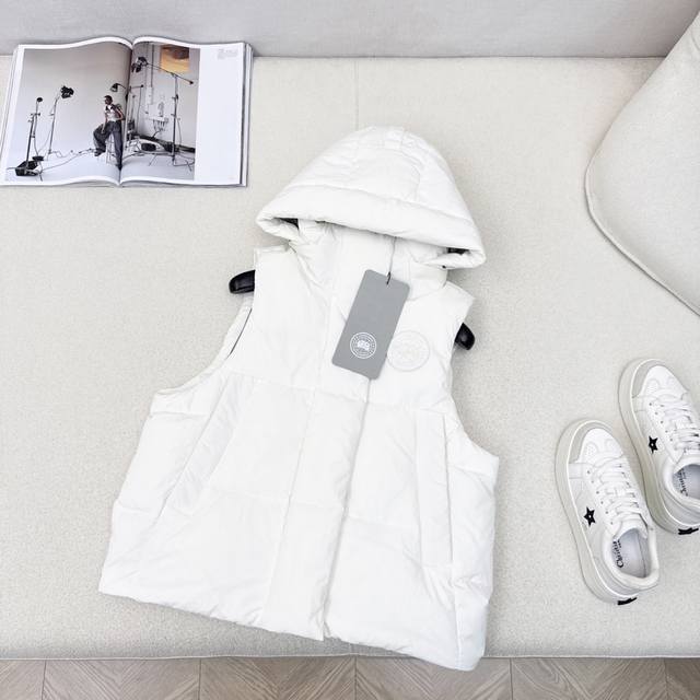 高端原单品质 Canad* Goos*25Ss 秋冬新品地图徽章装饰连帽短款羽绒服马甲 定制五金配件所有细节处理全面到位 简约流线型面包廓形 上身显瘦效果超赞