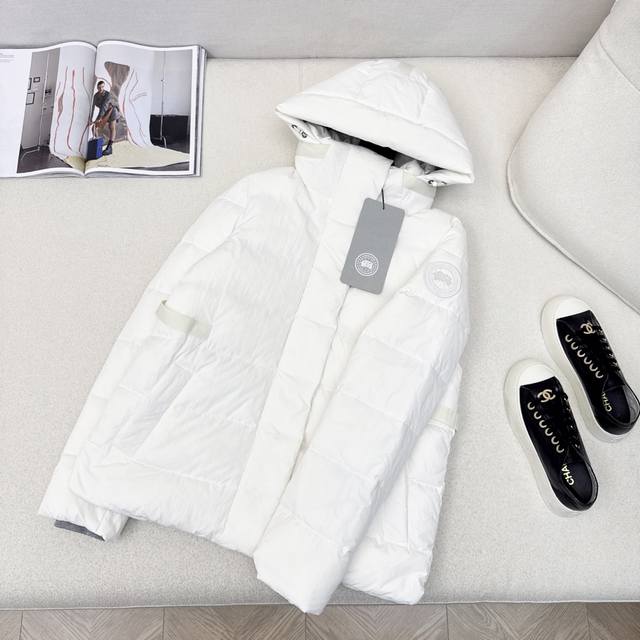 高端原单品质 Canad* Goos*25Ss 秋冬新品连帽短款面包羽绒服外套 定制五金配件所有细节处理全面到位 简约流线型面包廓形 后腰可调节腰带上身显瘦效果