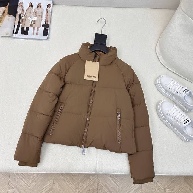 原单品质 经典简约常款 Bur 25Ss 秋冬最新款立领面包羽绒服外套 羽绒面包服式的常规羽绒服超时髦 出镜率和实穿率满分 超级好看 国标90白鹅绒填充 领子内