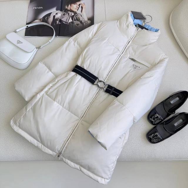 独家首发 原单品质 Pd 25Ss 秋冬新品 立领腰带中长款面包羽绒服 配送腰带 立体剪裁H版型经典时髦又帅气 原版徽标字母Logo三角标装饰 国标90白鸭绒填