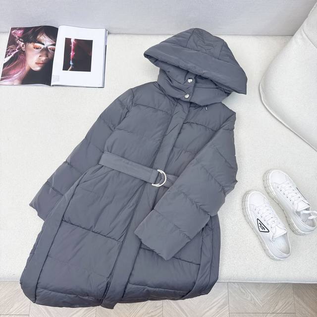 原单品质 Max 25Ss 秋冬最新款腰带连帽束腰长款羽绒服 内里Logo背带做法 设计感很赞～～经典立体H版型剪裁 机缝定格 经典时髦又帅气 国标90白鹅绒