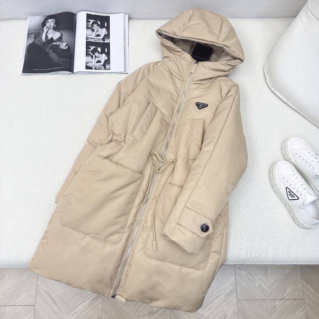 原单品质 Pd 25Ss 秋冬新品 抽绳松紧腰连帽长款羽绒服 风格百变保暖帅气 别具一格 爱了 爱了～立体剪裁H版型配搭原版定制Logo三角皮牌装饰 抽绳松紧收